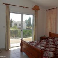 Дом в центре города, на первой линии моря/озера, в пригороде на Кипре, Пафос, 130 кв.м.