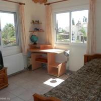 Дом в центре города, на первой линии моря/озера, в пригороде на Кипре, Пафос, 130 кв.м.