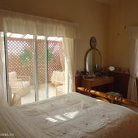 Дом на второй линии моря/озера, в пригороде на Кипре, Пафос, 180 кв.м.