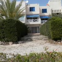 Таунхаус в центре города, на первой линии моря/озера, в пригороде на Кипре, Пафос, 110 кв.м.