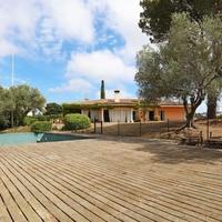 Villa in the city center, in the suburbs in Spain, Catalunya, Girona, 550 sq.m.