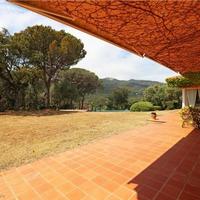 Villa in the city center, in the suburbs in Spain, Catalunya, Girona, 550 sq.m.