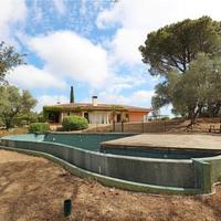 Villa in the city center, in the suburbs in Spain, Catalunya, Girona, 550 sq.m.