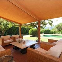 Шале в центре города, в пригороде в Испании, Каталония, Багур, 320 кв.м.