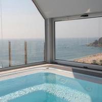 Hotel in the city center, at the first line of the sea / lake in Spain, Catalunya, Girona, 1786 sq.m.