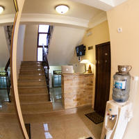 Отель (гостиница) на второй линии моря/озера, в центре города, в пригороде в Черногории, Котор, 700 кв.м.