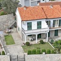 Дом на второй линии моря/озера, в центре города в Черногории, Будва, 400 кв.м.