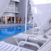 Bungalow at the second line of the sea / lake, in the city center in Portugal, Cascais