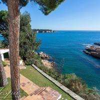 Villa in the city center, at the first line of the sea / lake in Spain, Catalunya, Girona, 260 sq.m.