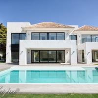 Дом на второй линии моря/озера, в пригороде в Испании, Андалусия, 804 кв.м.