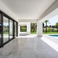 Дом на второй линии моря/озера, в пригороде в Испании, Андалусия, 804 кв.м.