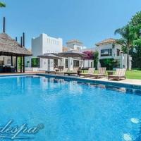 Дом на второй линии моря/озера, в пригороде в Испании, Андалусия, 800 кв.м.