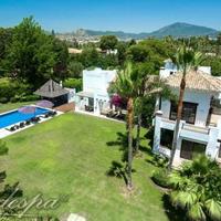 Дом на второй линии моря/озера, в пригороде в Испании, Андалусия, 800 кв.м.