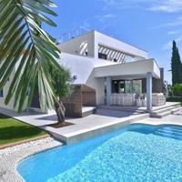 Villa in the suburbs in Spain, Andalucia, 460 sq.m.