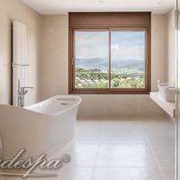 Вилла на второй линии моря/озера, в пригороде в Испании, Каталония, Жирона, 334 кв.м.