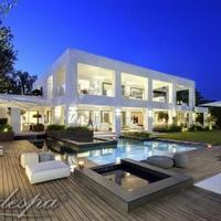 Вилла в центре города, на первой линии моря/озера в Испании, Андалусия, 835 кв.м.