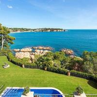 Вилла в центре города, на первой линии моря/озера в Испании, Каталония, Жирона, 600 кв.м.