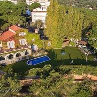 Вилла в центре города, на первой линии моря/озера в Испании, Каталония, Жирона, 600 кв.м.