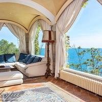 Вилла в центре города, на первой линии моря/озера в Испании, Каталония, Жирона, 600 кв.м.