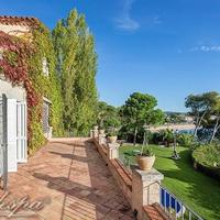 Вилла в центре города, на первой линии моря/озера в Испании, Каталония, Жирона, 600 кв.м.