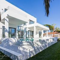 Вилла на второй линии моря/озера, в пригороде в Испании, Андалусия, 445 кв.м.