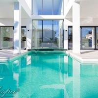 Вилла на второй линии моря/озера, в пригороде в Испании, Андалусия, 445 кв.м.