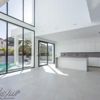 Вилла на второй линии моря/озера, в пригороде в Испании, Андалусия, 445 кв.м.