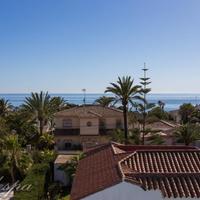 Вилла на второй линии моря/озера, в пригороде в Испании, Андалусия, 445 кв.м.