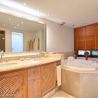 Пентхаус на первой линии моря/озера, в пригороде в Испании, Андалусия, 641 кв.м.