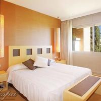 Flat at the second line of the sea / lake, in the suburbs in Spain, Andalucia, 256 sq.m.