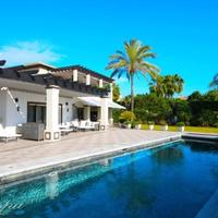 Дом на второй линии моря/озера, в пригороде в Испании, Андалусия, 800 кв.м.