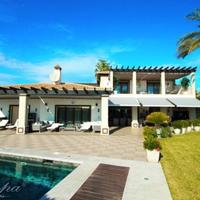 Дом на второй линии моря/озера, в пригороде в Испании, Андалусия, 800 кв.м.