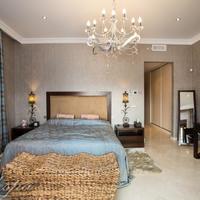 Дом на второй линии моря/озера, в пригороде в Испании, Андалусия, 800 кв.м.