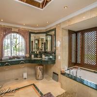 Дом на второй линии моря/озера, в пригороде в Испании, Андалусия, 800 кв.м.