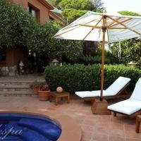 Вилла на первой линии моря/озера, в пригороде в Испании, Каталония, Жирона, 250 кв.м.