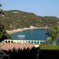 Вилла на первой линии моря/озера, в пригороде в Испании, Каталония, Жирона, 250 кв.м.