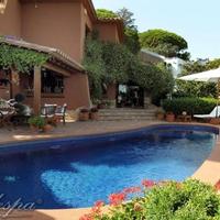 Вилла на первой линии моря/озера, в пригороде в Испании, Каталония, Жирона, 250 кв.м.