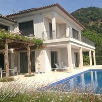 Вилла на второй линии моря/озера, в пригороде в Испании, Каталония, Жирона, 420 кв.м.