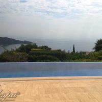 Вилла на второй линии моря/озера, в пригороде в Испании, Каталония, Жирона, 420 кв.м.