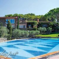 Вилла на первой линии моря/озера, в пригороде в Испании, Каталония, Жирона, 1000 кв.м.