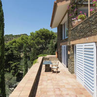 Вилла на первой линии моря/озера, в пригороде в Испании, Каталония, Жирона, 1000 кв.м.