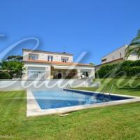 Вилла в пригороде в Испании, Каталония, Жирона, 300 кв.м.