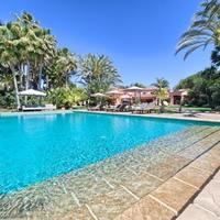 Вилла на второй линии моря/озера, в пригороде в Испании, Андалусия, 1300 кв.м.