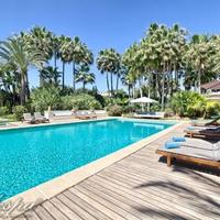 Вилла на второй линии моря/озера, в пригороде в Испании, Андалусия, 1300 кв.м.