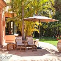 Вилла на второй линии моря/озера, в пригороде в Испании, Андалусия, 1300 кв.м.