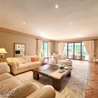 Вилла на второй линии моря/озера, в пригороде в Испании, Андалусия, 1300 кв.м.