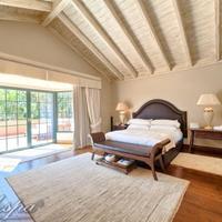 Вилла на второй линии моря/озера, в пригороде в Испании, Андалусия, 1300 кв.м.