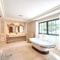 Вилла на второй линии моря/озера, в пригороде в Испании, Андалусия, 1300 кв.м.