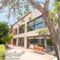 Вилла в центре города в Испании, Каталония, Эсплугес-де-Льобрегат, 510 кв.м.