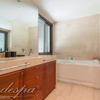 Вилла в центре города в Испании, Каталония, Эсплугес-де-Льобрегат, 510 кв.м.